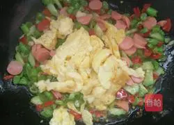 Illustration of how to make ham, sausage and egg fried rice 5