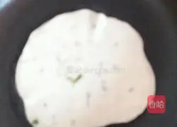 Illustration of how to make scallion pancakes 7