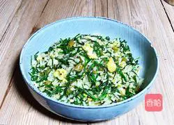 Illustration of how to make leek and egg fried rice 7