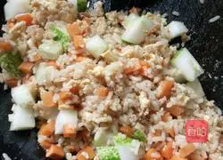 Cucumber, carrot and egg fried rice (vegetable egg fried rice) recipe illustration 7