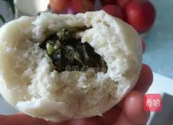 Illustration of how to make steamed buns stuffed with onion and pork stuffing 11