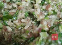 Illustration of how to make pork and coriander wonton stuffing 13