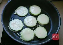 Illustration of how to make pan-fried zucchini pancakes 8