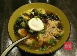 Illustration of how to make seaweed and shrimp skin wontons 9