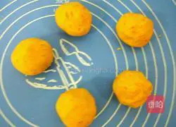 Illustration of how to make sweet potato pancakes with sesame filling 5