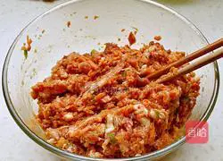 Illustration of how to make wontons stuffed with pork and carrot 5