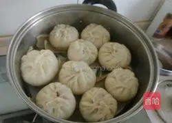 Illustration of how to make water chestnuts, shrimps and pork buns 18