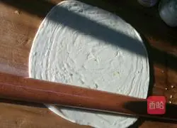 Illustration of how to make scallion pancake 9