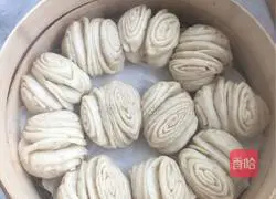 Illustration of how to make spiced flower rolls 13