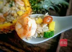 Illustration of how to make shrimp and pineapple fried rice 12