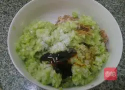 Illustration of how to make mushroom, cabbage and pork dumpling stuffing 8