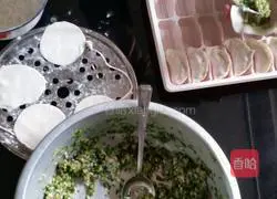 Illustration of how to make celery and pork dumplings 11