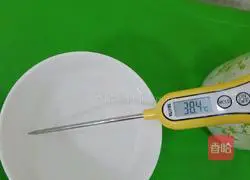 Illustration of how to make pumpkin blossom steamed buns 4