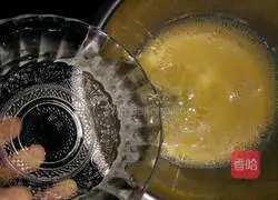 Illustration of how to make breakfast egg burritos 2