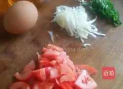 Illustration of how to make tomato and egg fried rice 1
