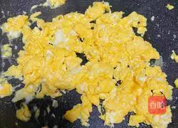 Illustration of how to make shrimp and egg fried rice 3