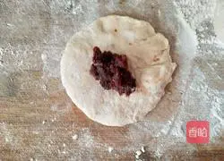 Illustration of how to make banana bean paste cake 6