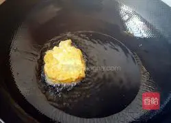 Illustration of how to make egg steamed bun slices 7