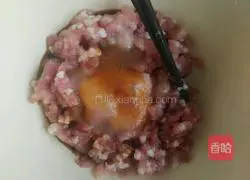 Illustration of how to make pork and mushroom wontons 2