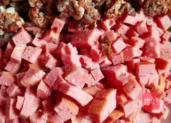 Illustration of how to make braised sausage and rice 1