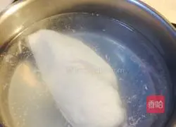 Illustration of how to make steamed water chestnut chicken cakes 3