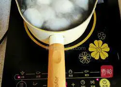 Illustration of how to make glutinous rice balls during the Chinese New Year 15