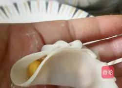 Illustration of how to make carrot, corn and pork dumplings 8