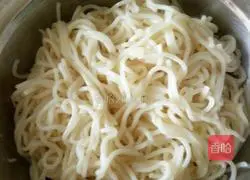 Zucchini and ham fried noodles recipe illustration 4