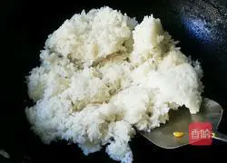 Three-color egg fried rice recipe illustration 7