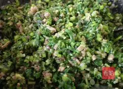 Illustration of how to make dumplings stuffed with celery leaves 6