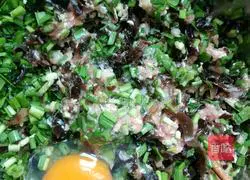 Illustration of how to make dumplings stuffed with chives and fungus 6