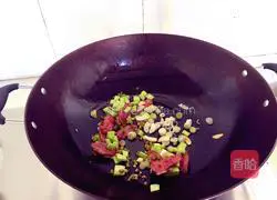 Illustration of how to make sausage and cucumber fried rice 7