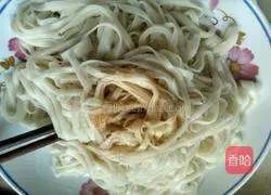 Illustration of how to make noodles with scallion oil 6