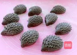Illustration of how to make black rice noodles little hedgehog steamed buns 11