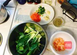 Illustration of how to make whitebait and shrimp fried rice 1