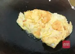 Illustration of how to make ham and egg fried rice 3