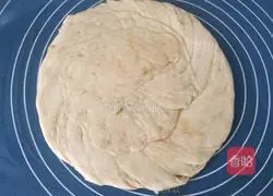 Illustration of how to make scallion golden cake 8