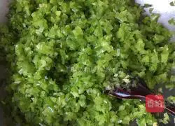 Illustration of how to make dumplings filled with pork, shrimp and green pepper 10