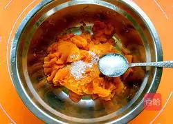 Pumpkin Illustration of how to make conch steamed buns 3