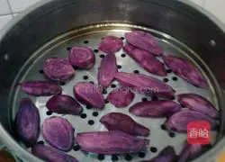 Illustration of how to make steamed purple sweet potato cakes 1