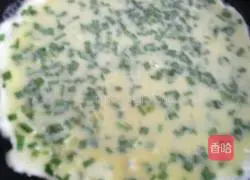 Illustration of how to make leek and shrimp skin egg pancake 4