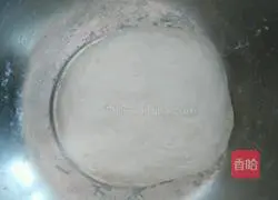 Illustration of making homemade pizza with electric baking pan 5