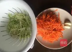 Illustration of how to make garlic carrot noodles 1