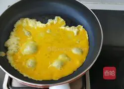 Illustration of how to make sea cucumber, shrimp, egg and fried rice 2