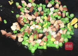 Illustration of how to make shrimp, barbecued pork, cabbage and egg fried rice 3