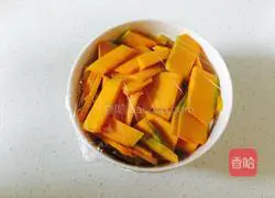 Illustration of how to make flowering steamed buns 1