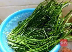 Illustration of how to make leek, egg and shrimp dumpling stuffing 1