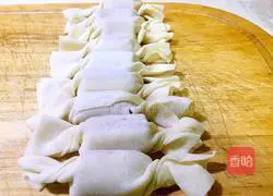 Wonton wrappers with grilled sausages Practice illustration 5