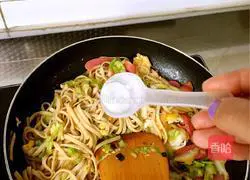 Illustration of how to make vegetable and egg fried noodles 16