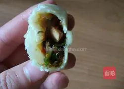 New ways to eat dumpling wrappers.Illustration of how to make small buns with dumpling wrappers 7
